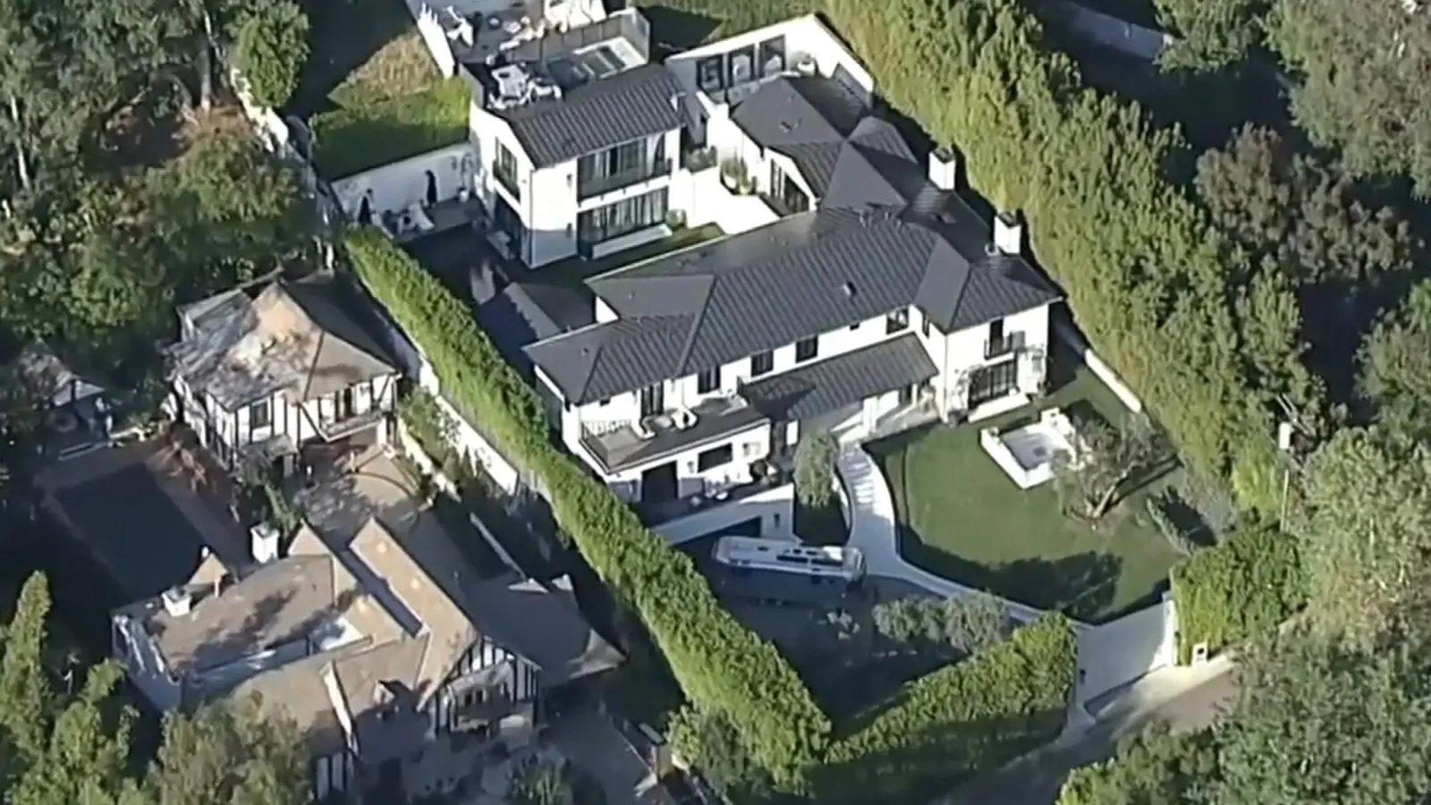 In diesem Haus lebt Sängerin Rihanna. (Foto: Uncredited/ABC7 Los Angeles via AP/dpa)