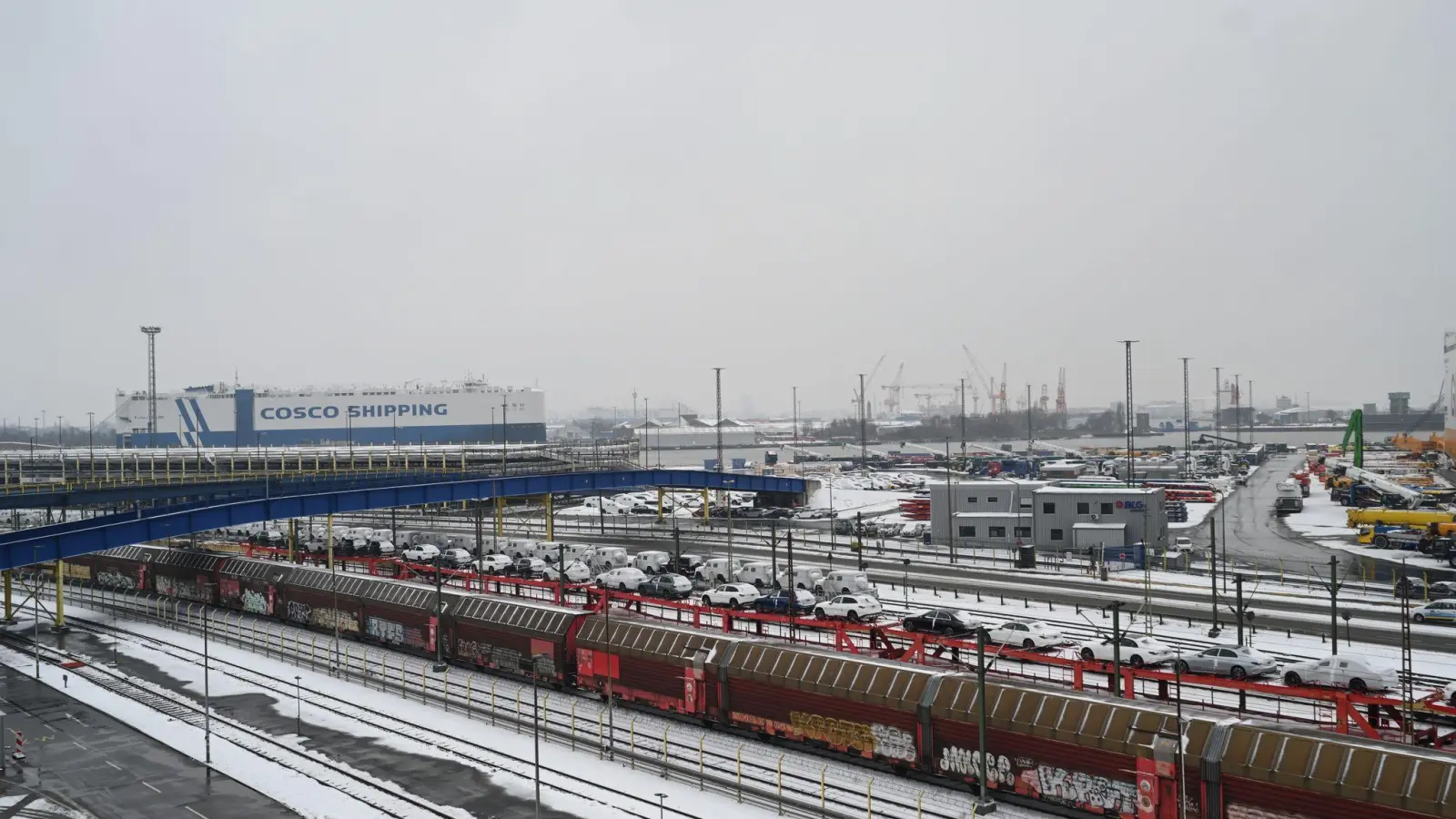 Die Exporte stehen auf den Weltmärkten unter Druck (Archivbild) (Foto: Lars Penning/dpa)