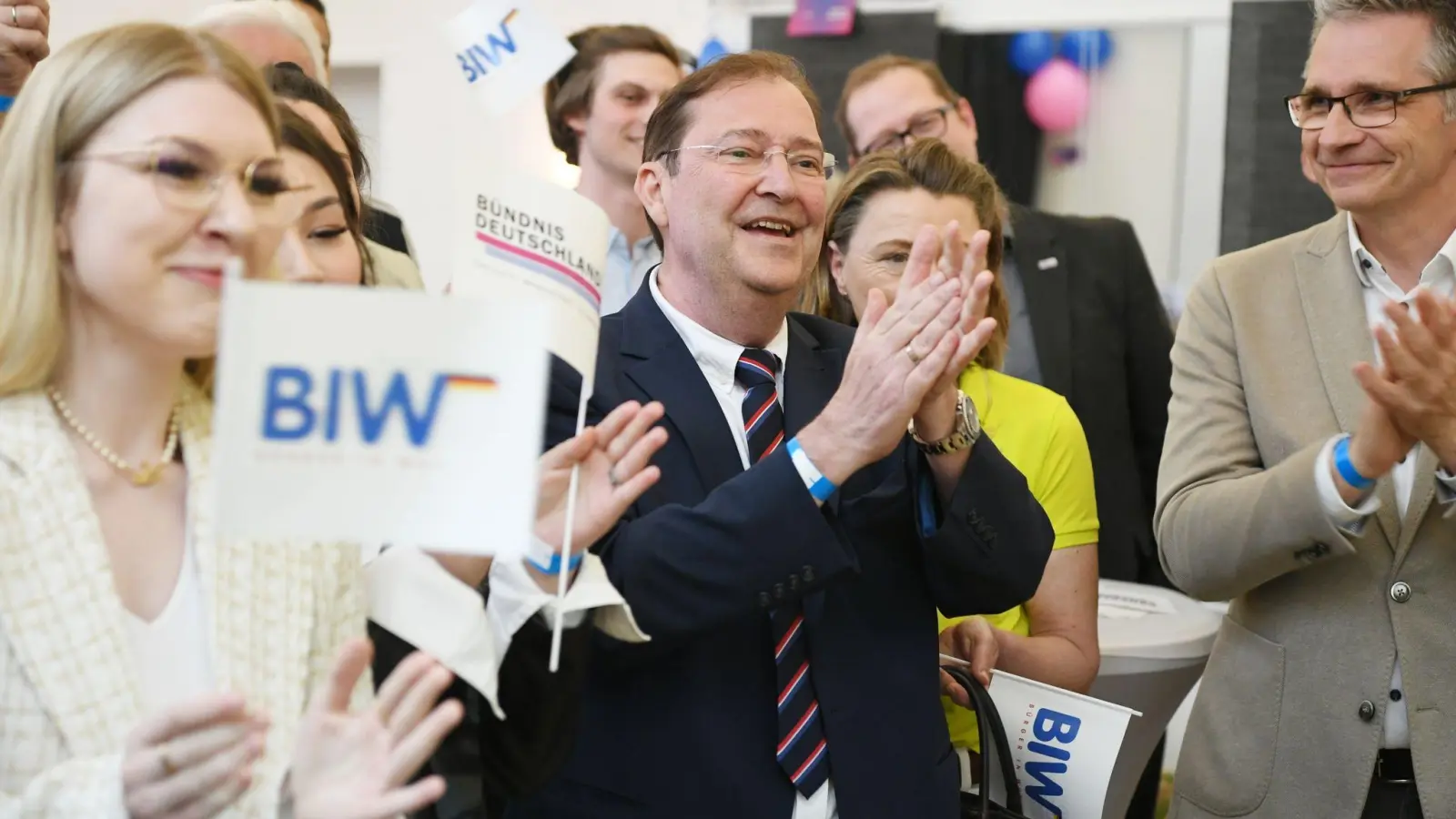 Piet Leidreiter (M) ist Spitzenkandidat der Bürger in Wut. (Foto: Philip Dulian/dpa)