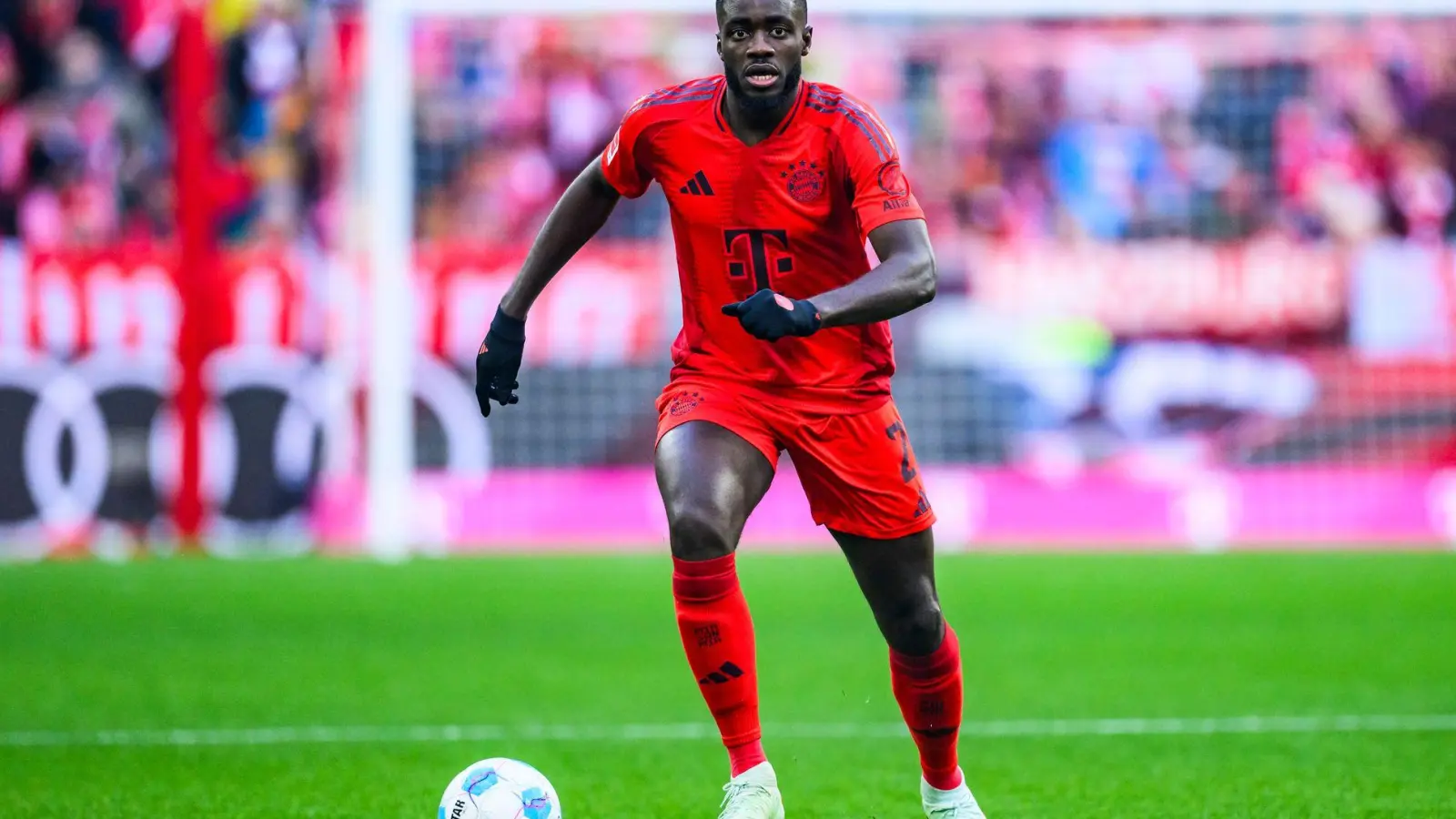 Upamecano hat die Zukunftsentscheidung getroffen. (Archivbild) (Foto: Tom Weller/dpa)