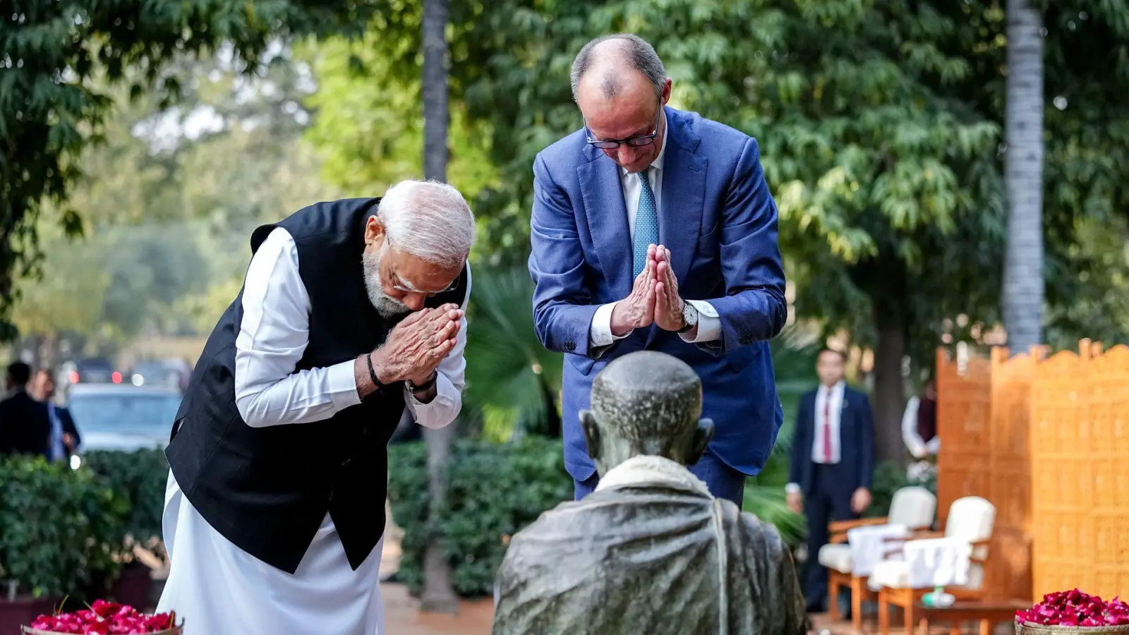 An Gandhis früherer Wirkungsstätte würdigten Merz und Modi den Freiheitskämpfer. (Foto: Kay Nietfeld/dpa)