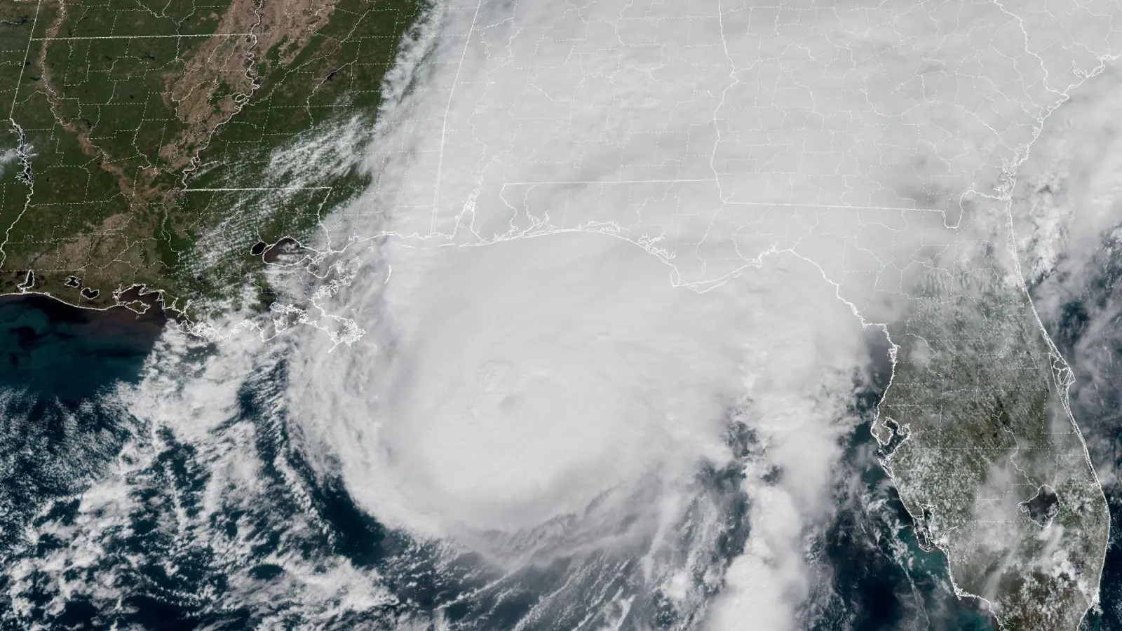 Der Sturm bewegt sich weiter landeinwärts in Richtung der Bundesstaaten Alamaba und Tennessee und bringt Windgeschwindigkeiten von bis zu 100 Kilometern pro Stunde.  (Foto: Uncredited/National Oceanic and Atmospheric Administration/AP/dpa)