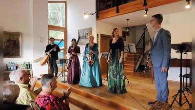 Zu Gast in Ermetzhof: die Freiberger Klang-Juwelen, der Lautenist Charlie Zhang, die Fagottistin Mei Chu Helbig, die Geigerin Martina Möwes, die Sängerin Heike Eva Weiß und der Flötistin Bernd Schäfer. (Foto: Thomas Wirth)