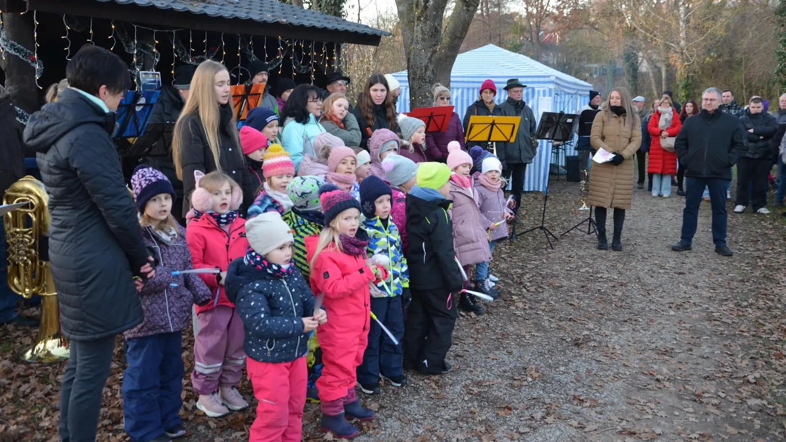Die „Münsterkids” unter Leitung von Petra Ströbel läuteten die Eröffnung des Weihnachtsweges musikalisch ein.  (Foto: Christa Frühwald)