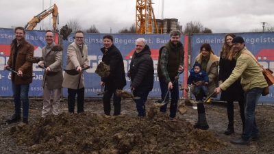 Spatenstich für die „Salza”-Erweiterung an der Franken-Therme (von links): Andreas Krautloher, Benjamin Woodcock, Christian von Dobschütz, Jürgen Heckel, Georg Gerhäuser, Lukas Rienecker, Tanja Rienecker mit Janosch, Jennifer Münch und Hartmut Freisler. (Foto: Gerhard Krämer)