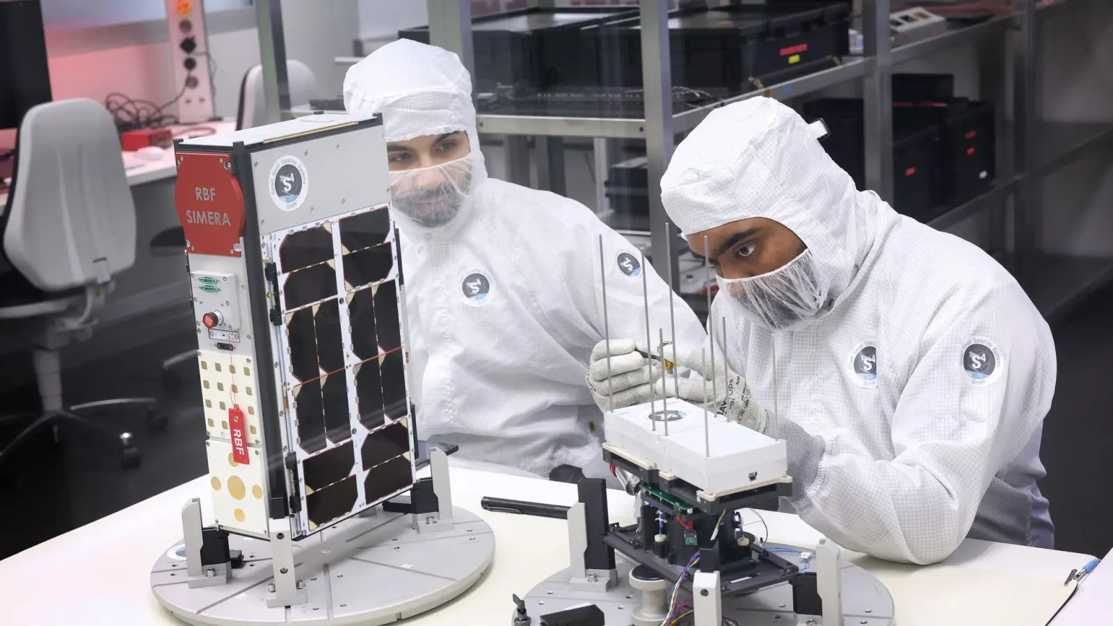 Die Arbeit an den kleinen Satelliten ist äußerst kompliziert. (Archivbild) (Foto: Karl-Josef Hildenbrand/dpa)