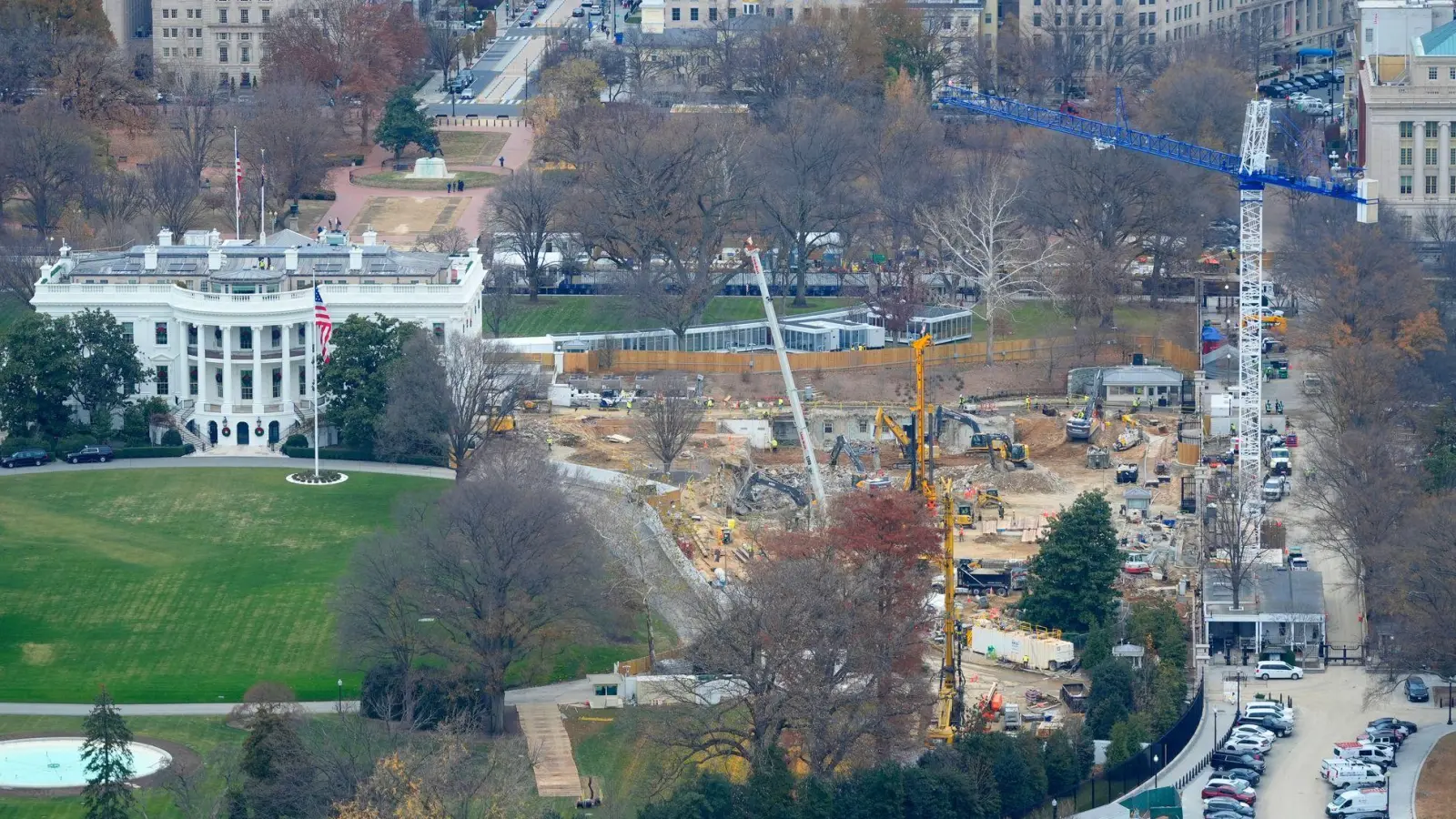 Der Ostflügel des Weißen Hauses musste dem Projekt bereits weichen. (Archivbild) (Foto: Pablo Martinez Monsivais/AP/dpa)