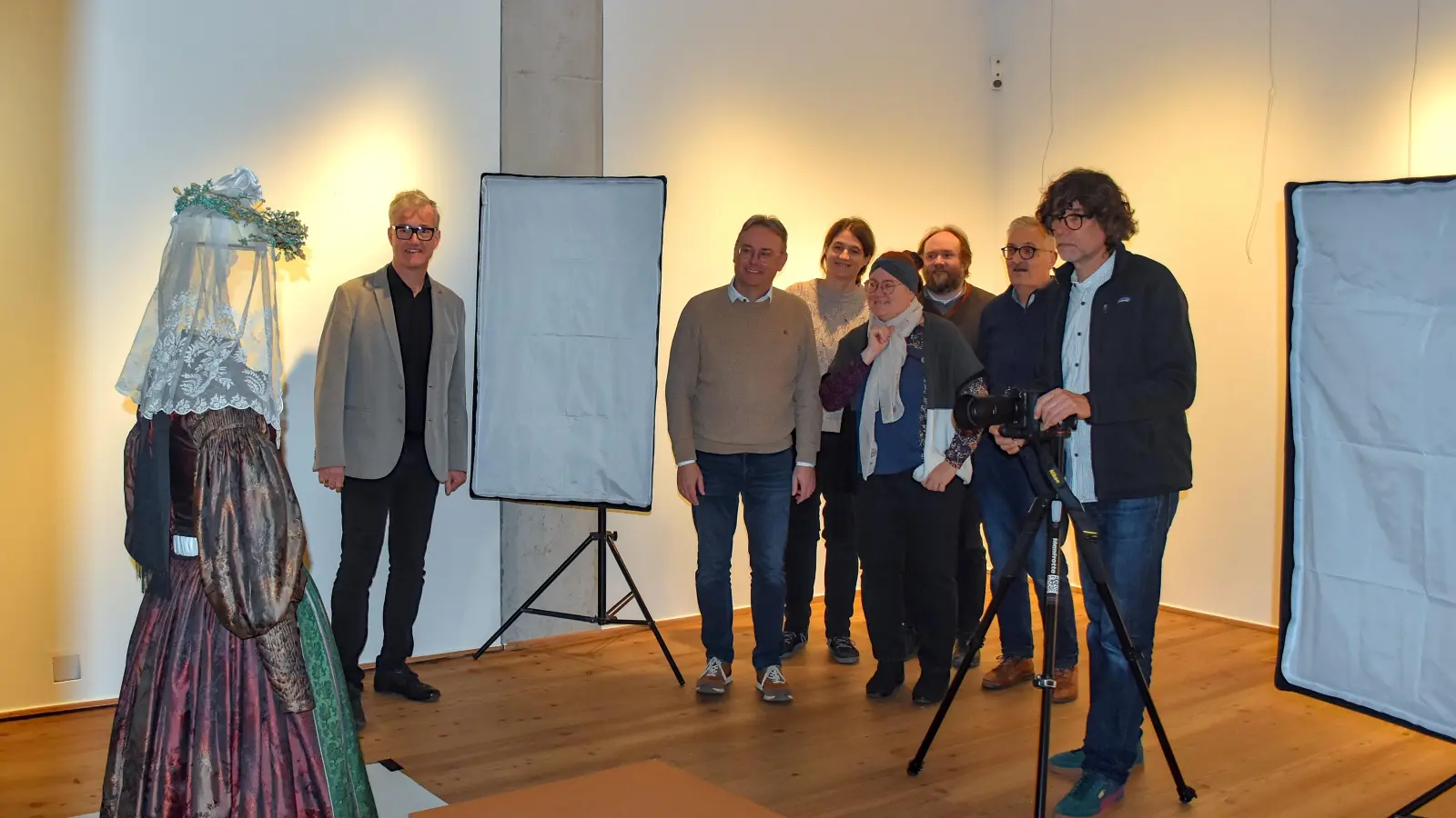 Weitere Objekte der Sammlung des Fränkischen Museums werden für bavarikon digitalisiert. Darüber freuen sich (von links) der Vorsitzende des Vereins für Volkskunst und Volkskunde Feuchtwangen Patrick Ruh und sein Stellvertreter Herbert Lindörfer, Museumsleiterin Dr. Uta Karrer, Katrin Weber von der Trachtenforschungs- und -beratungsstelle des Bezirks Mittelfranken, Dr. Harald Grauer, Hans Naser und Fotograf Walther Appelt. (Foto: Stadt/Rebecca Weber)