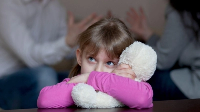 Ein Streit vor Kindern passiert schon mal. Aber Eltern sollten dennoch respektvoll agieren und zeigen, dass man sich trotzdem lieb hat.  (Foto: Silvia Marks/dpa-tmn)