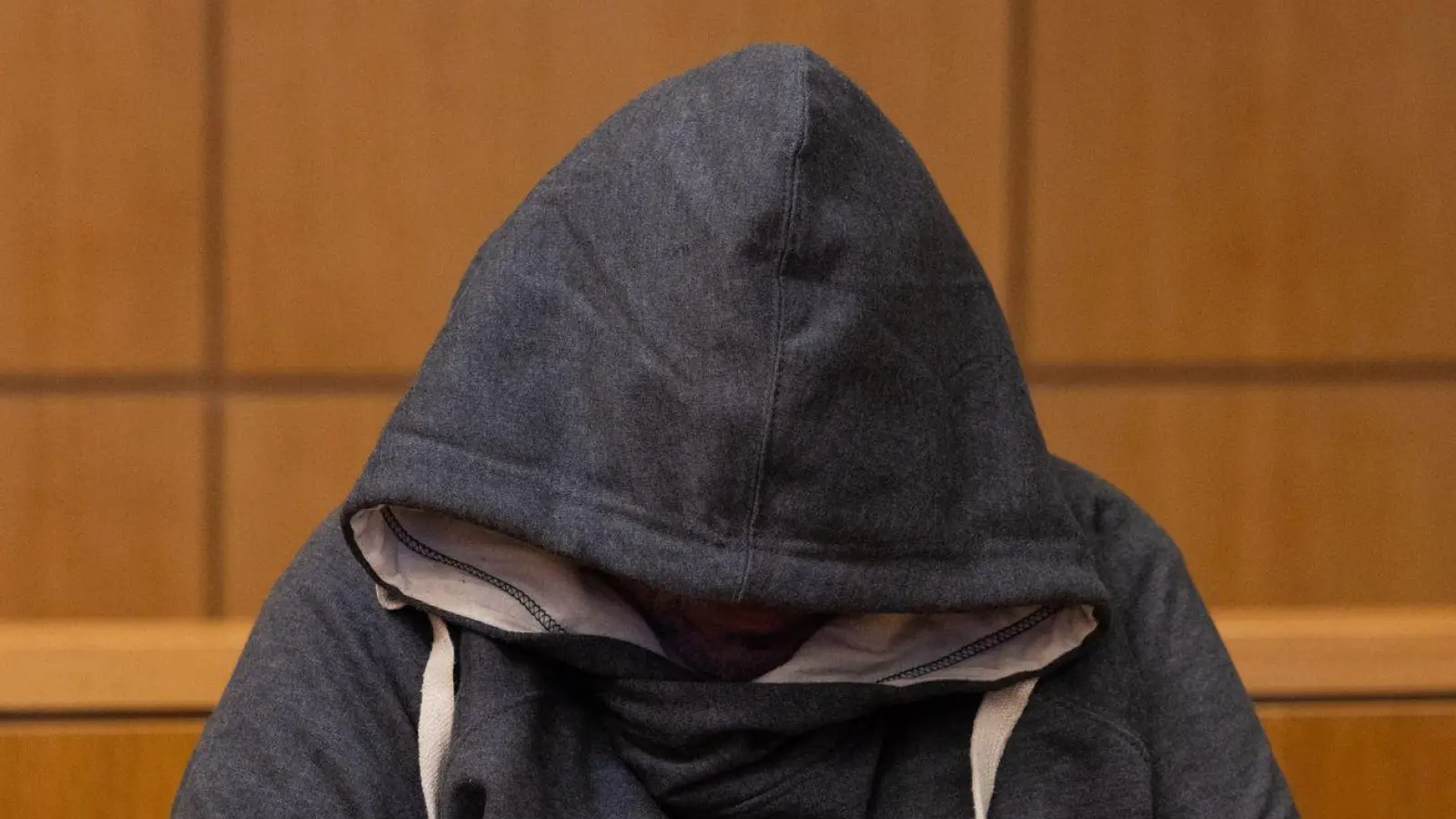 Der Angeklagte sitzt in einem Gerichtssaal des Landgerichts. (zu dpa: «Ehefrau sediert - Mann wegen Vergewaltigung verurteilt») (Foto: Rolf Vennenbernd)