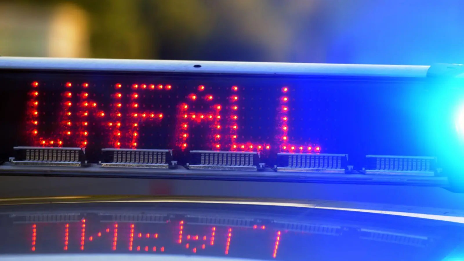 Polizei und Rettungskräfte waren nach dem Unfall im Einsatz. (Symbolbild) (Foto: Stefan Puchner/dpa)