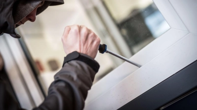 Ein Gartenhaus und eine Lagerhalle in Gollhofen waren das Ziel der Täter. (Symbolbild: Frank Rumpenhorst/dpa)