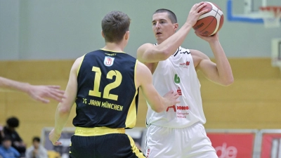 Ball und Gegner im Griff: David Kurpiela (rechts, hier gegen Jahn München) peilt mit hapa Ansbach einen Derbysieg an. (Foto: Martin Rügner)