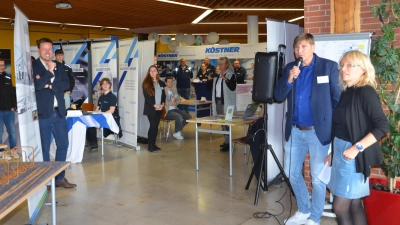 Schulleiter Ulrich Schöttle begrüßte die Firmen beim Berufes-Speed-Dating Tag an der Diespecker Mittelschule. (Foto: Christa Frühwald)