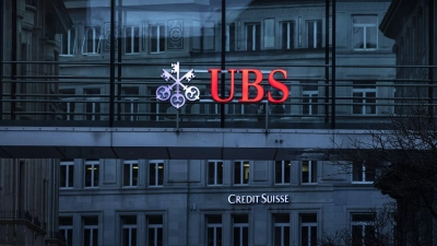 Die Logos der Schweizer Banken Credit Suisse und UBS sind auf verschiedenen Gebäuden in Zürich zu sehen. (Foto: Michael Buholzer/KEYSTONE/dpa)