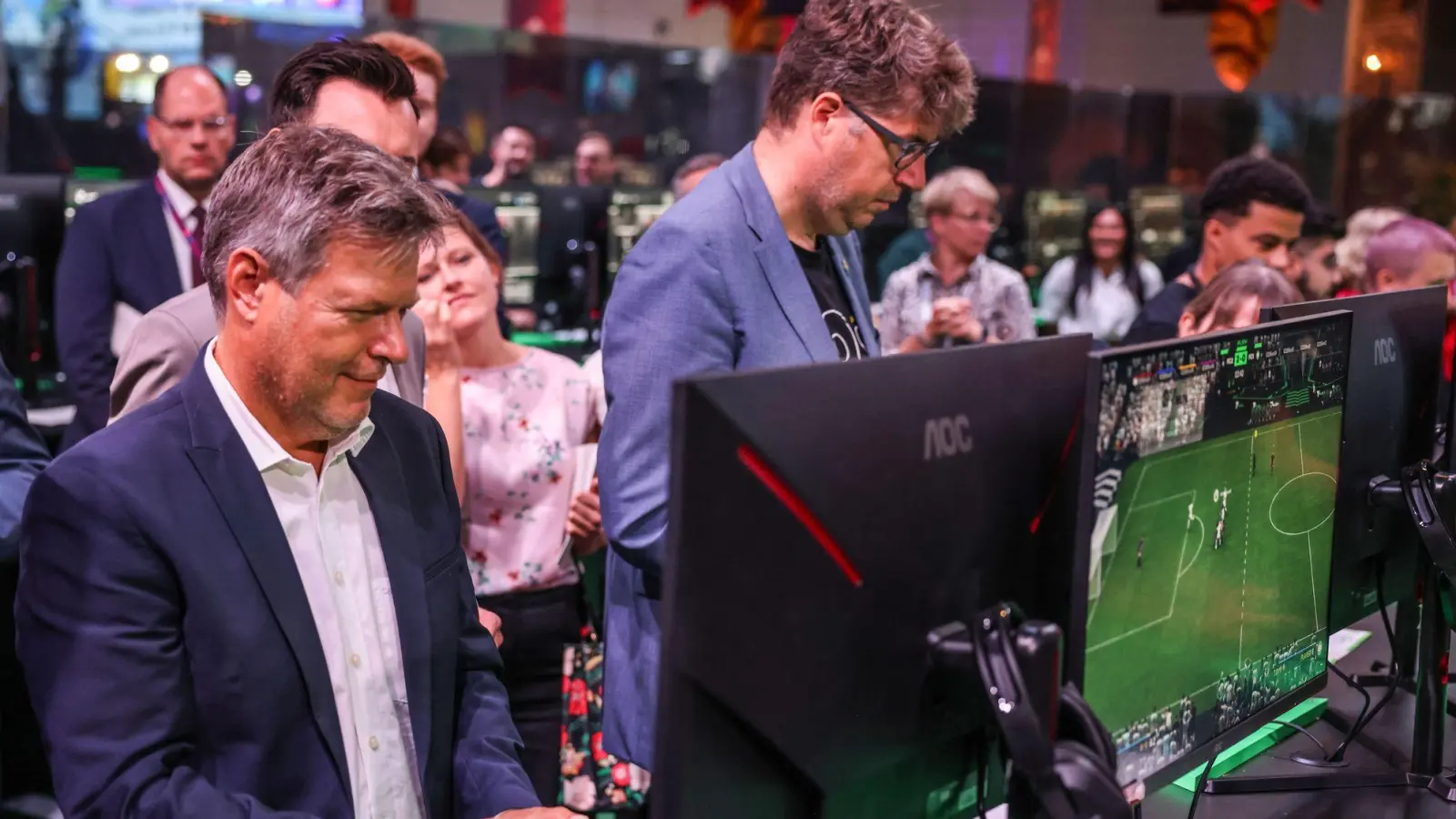 Der Bundeswirtschaftsminister Robert Habeck und sein Staatssekretär Michael Kellner (beide Grüne) spielen bei der Gamescom ein Fußballspiel zur Probe. (Foto: Oliver Berg/dpa)