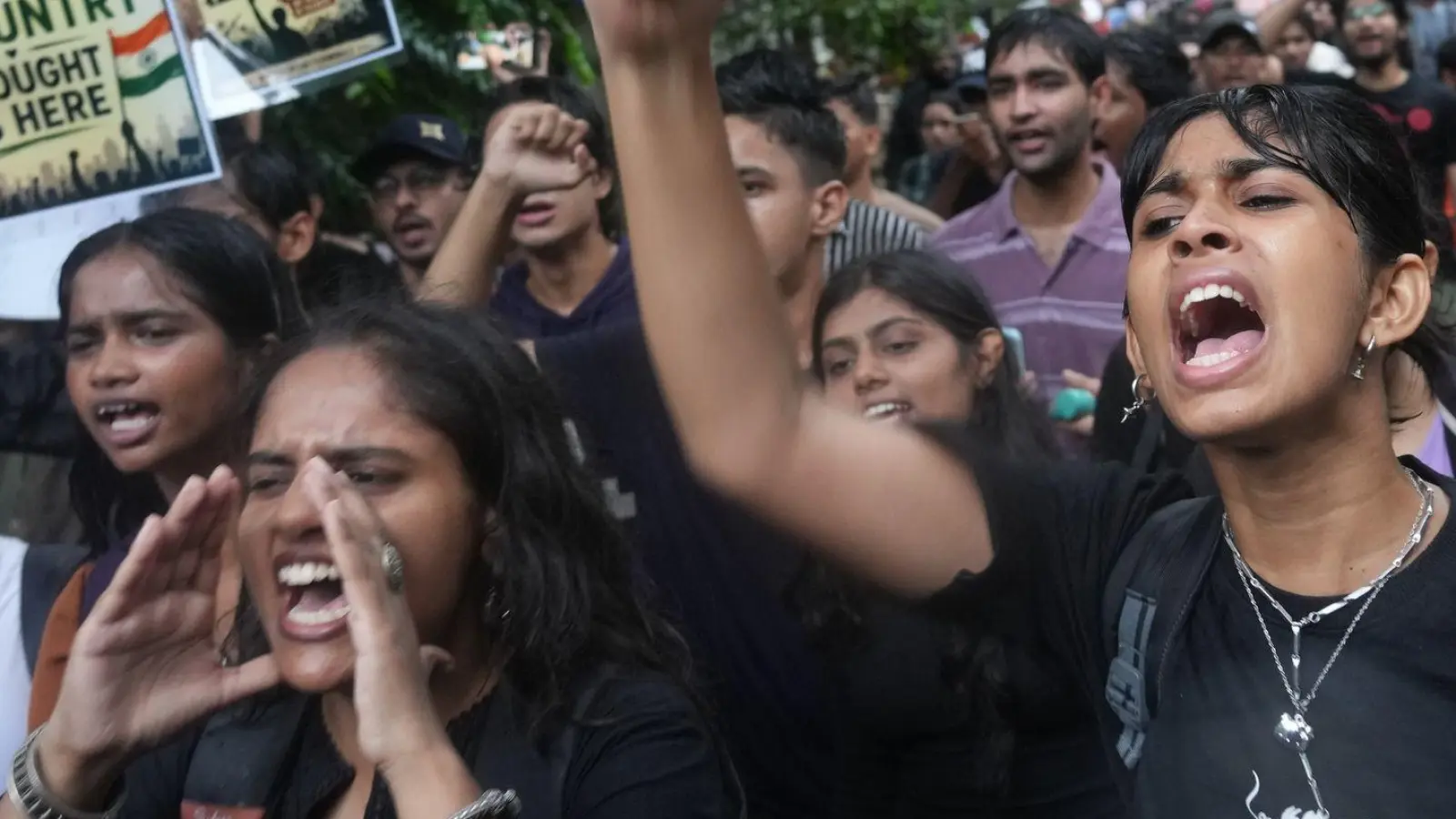Demonstranten skandieren Parolen während einer Kundgebung, bei der Bildungsreformen gefordert werden - im Rahmen der Protestbewegung der „Cockroach Janta Party“. (Foto: Rafiq Maqbool/AP/dpa)