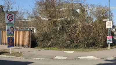An etlichen Verkehrszeichen in der Stadt wurden Wahlplakate sämtlicher Parteien und Gruppen aufgehängt. Das darf so nicht sein. Am Dienstag werden sie entfernt. (Foto: Hans Bernd Glanz)