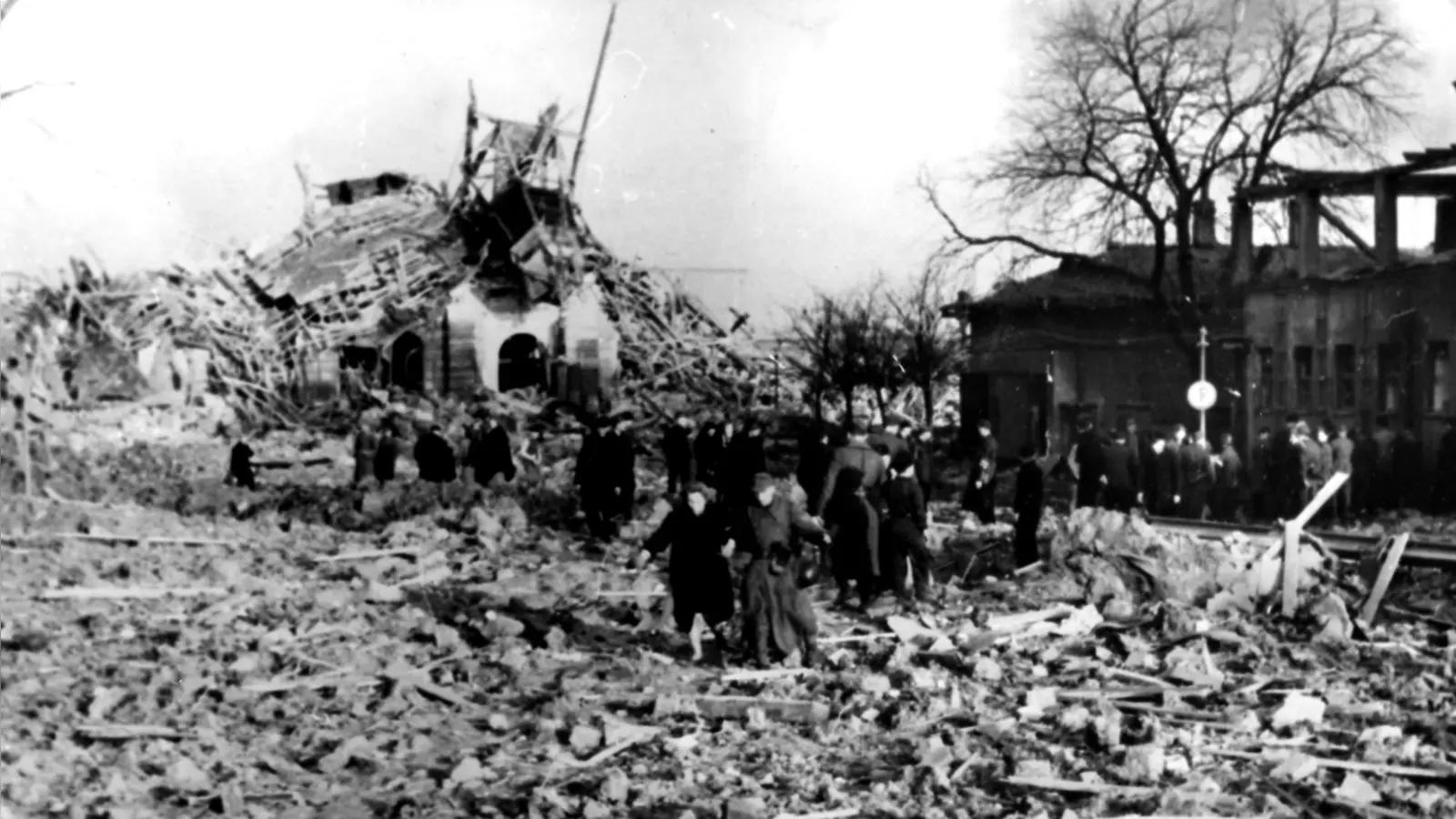 Diese Fotografie zeigt den Bahnhofsplatz nach der Bombardierung im Februar 1945. Rechts steht noch ein Teil des Bahnhofs, das Postamt links ist komplett zerstört. Im Luftschutzraum im Keller der Post kam fast die gesamte Familie Krodel ums Leben. (Repro: Jim Albright)