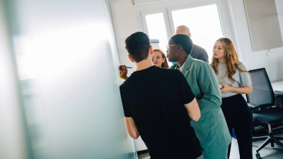 Die Lösung weit vor allen anderen erkannt: Hochbegabte sollten ihren hohen IQ im Team nicht unbedingt offenlegen - die Reaktionen sind häufig nicht nur wohlwollend. (Foto: Zacharie Scheurer/dpa-tmn)