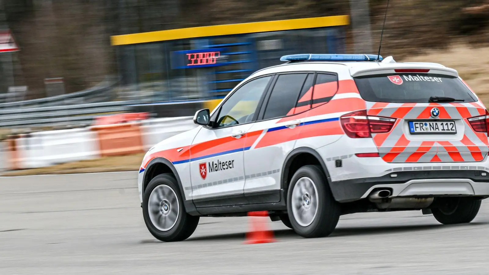 Rallye-Fahrerin Jutta Kleinschmidt schult Einsatzkräfte des Malteser-Rettungsdienstes hinter dem Steuer. (Foto: Jason Tschepljakow/dpa)
