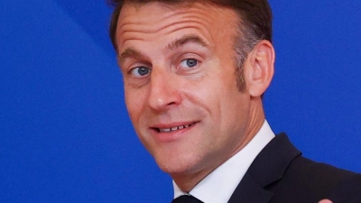 Schmetterte am Rande eines Gipfeltreffens ein Chanson: Frankreichs Präsident Emmanuel Macron. (Archivbild) (Foto: Yves Herman/Reuters Pool via AP/dpa)