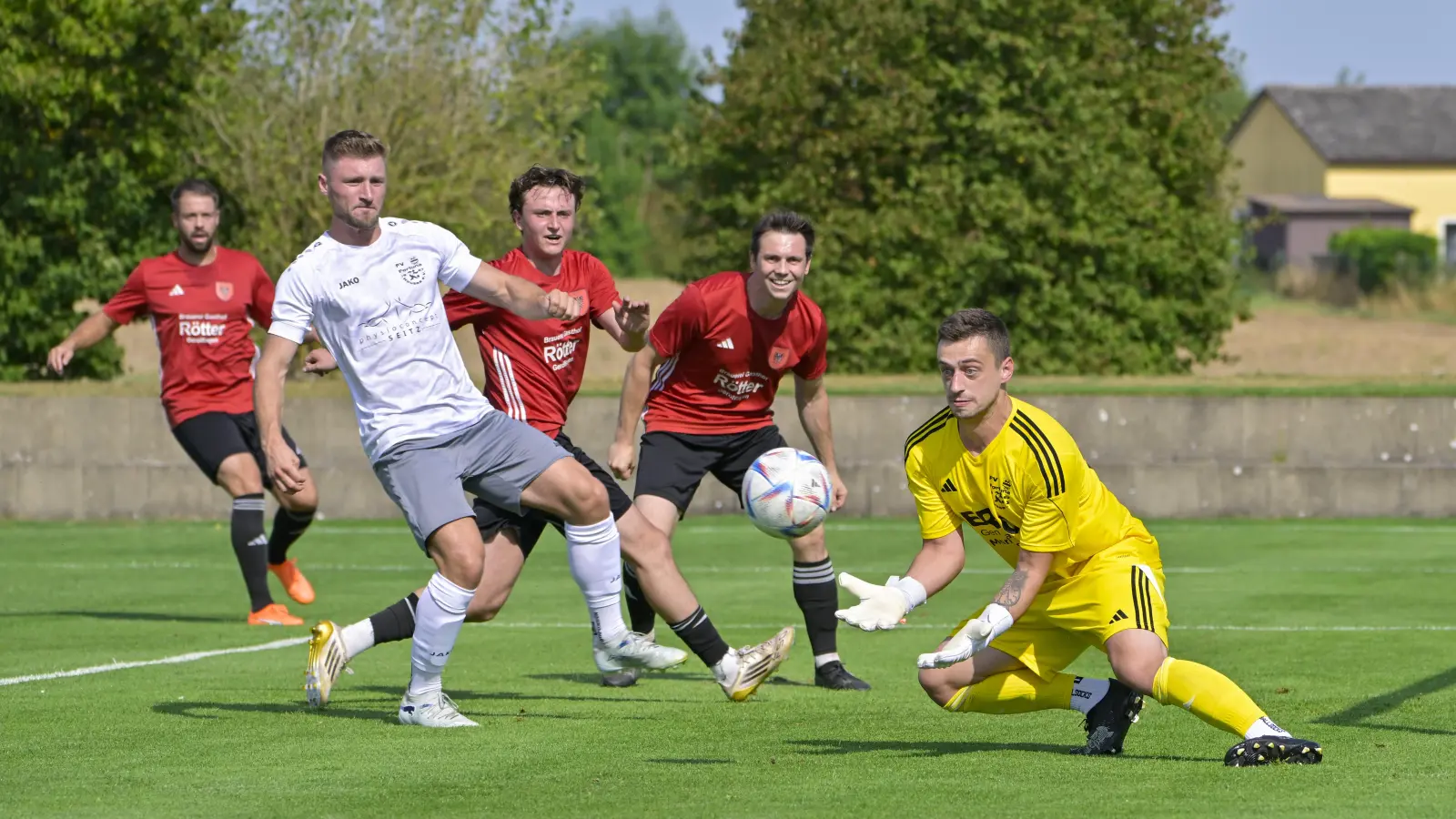 Das 2:2 zwischen Fortuna Neuses (im weißen Trikot Nico Henninger, rechts Torwart Sebastian Andreka) und dem SC Aufkirchen (hinten von links Johannes Winterhalter, Oscar Ladenburger und Stefan Herzog) war ein intensives Derby. Am Mittwoch hat Neuses gegen die DJK Limes gleich das nächste Heimspiel, der SCA empfängt den SV Alesheim.  (Foto: Martin Rügner)