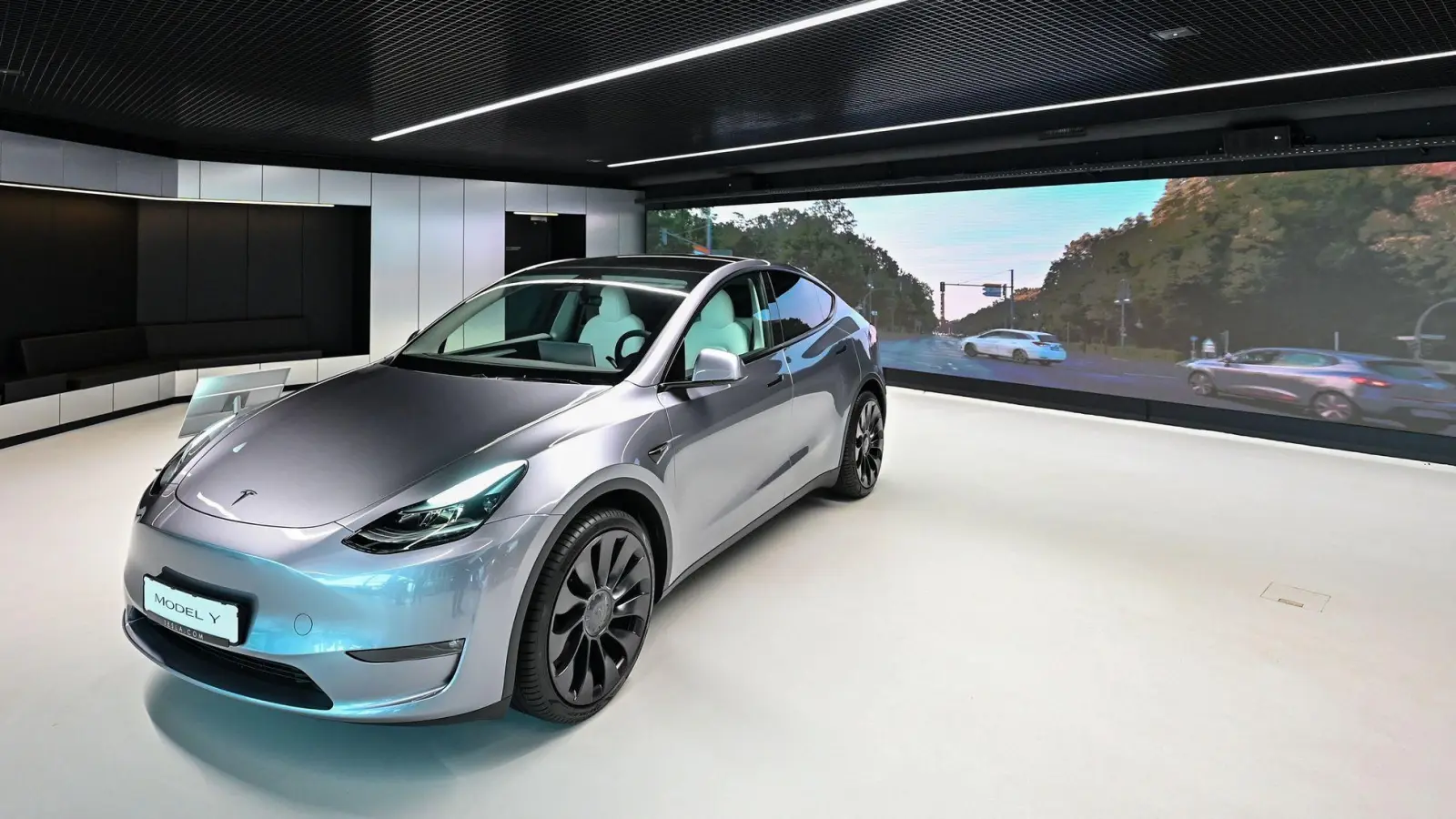 Äußerlich wie geleckt: Das Model Y von Tesla zeigt als Gebrauchtwagen auch düstere Seiten. (Foto: Patrick Pleul/dpa/dpa-tmn)