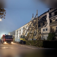 Mit einem Holzgerüst wurde das Gebäude stabilisiert. (Foto: Tizian Gerbing/dpa)