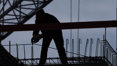 Die Situationen auf einer Baustelle sind oft etwas anders und weniger vorhersehbar als im Büro oder einer Fabrik - und das steigert die Unfallgefahr. (Foto: Soeren Stache/dpa)