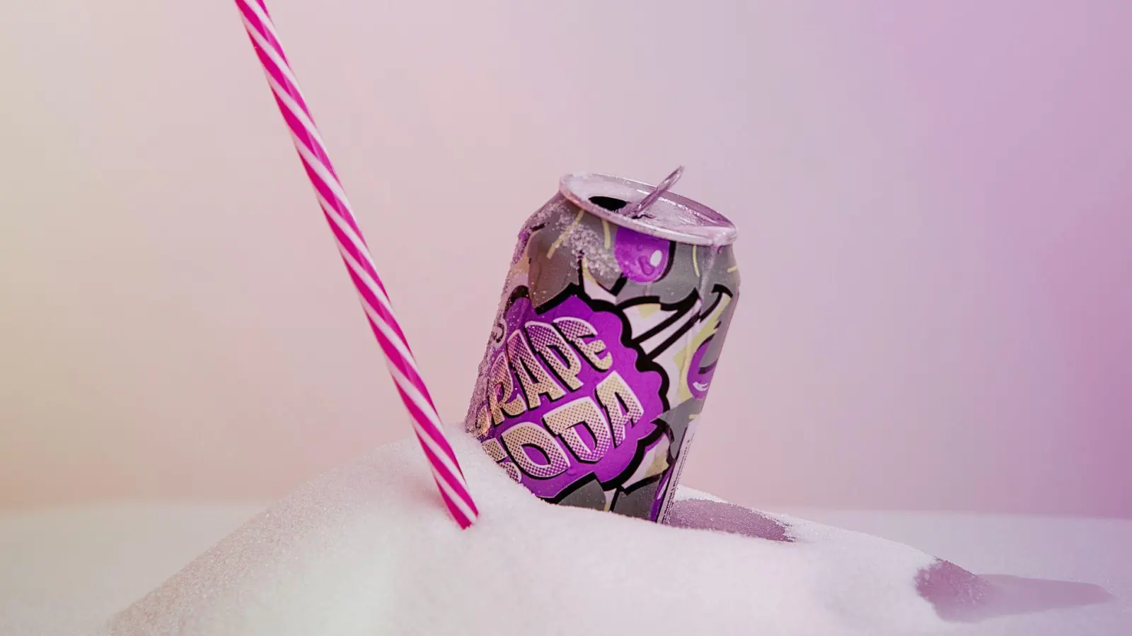  Süße Erfrischung mit Folgen: Viele Limonaden und Eistees liefern hohe Zuckermengen, ohne satt zu machen oder Nährstoffe zu bieten. (Foto: Anna Hirte/dpa-tmn)