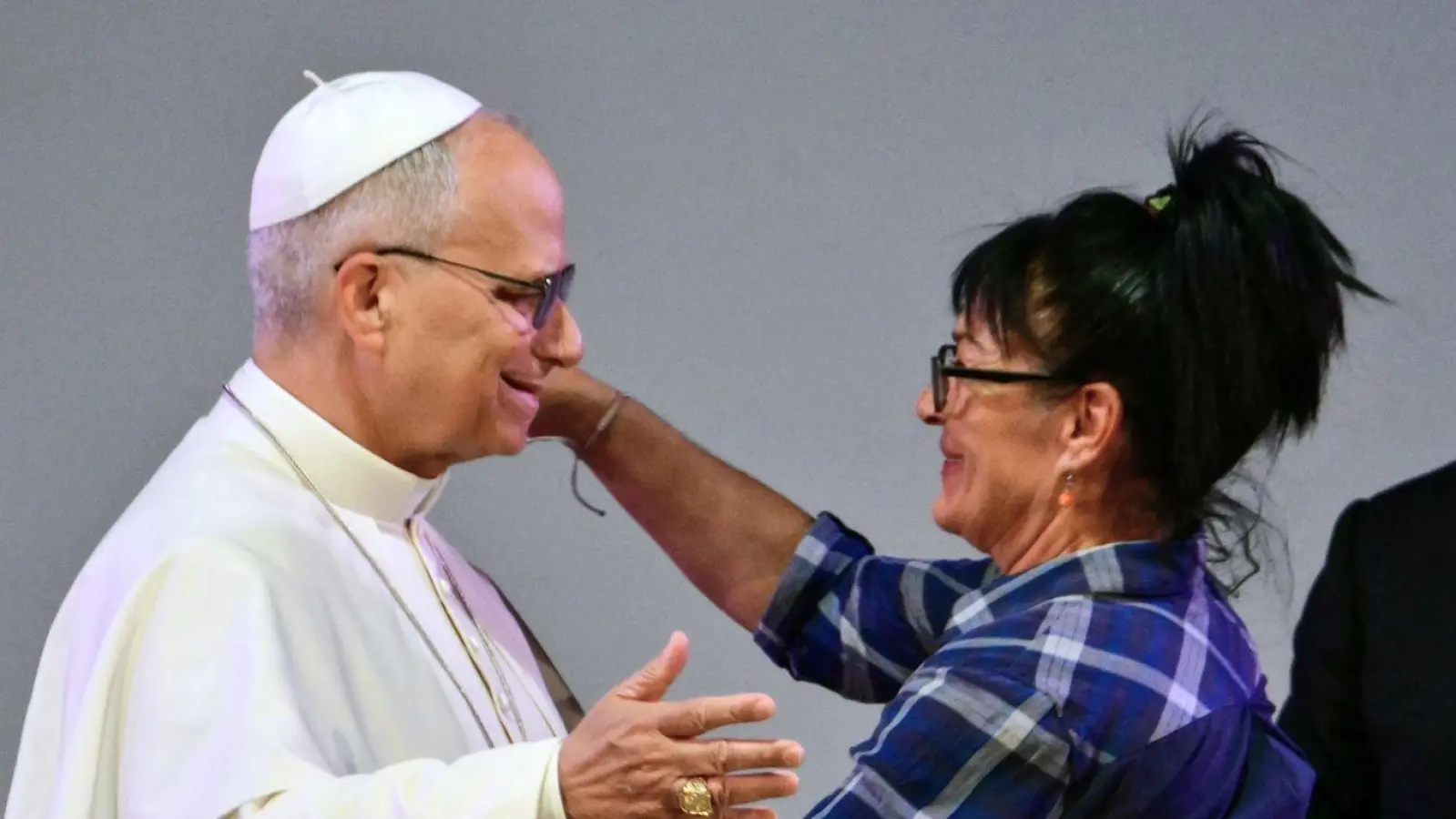 „Jeder Mensch ist würdig”, sagte der Papst zu den Häftlingen. (Foto: Stefano Rellandini/AFP Pool via /AFP POOL/AP/dpa)
