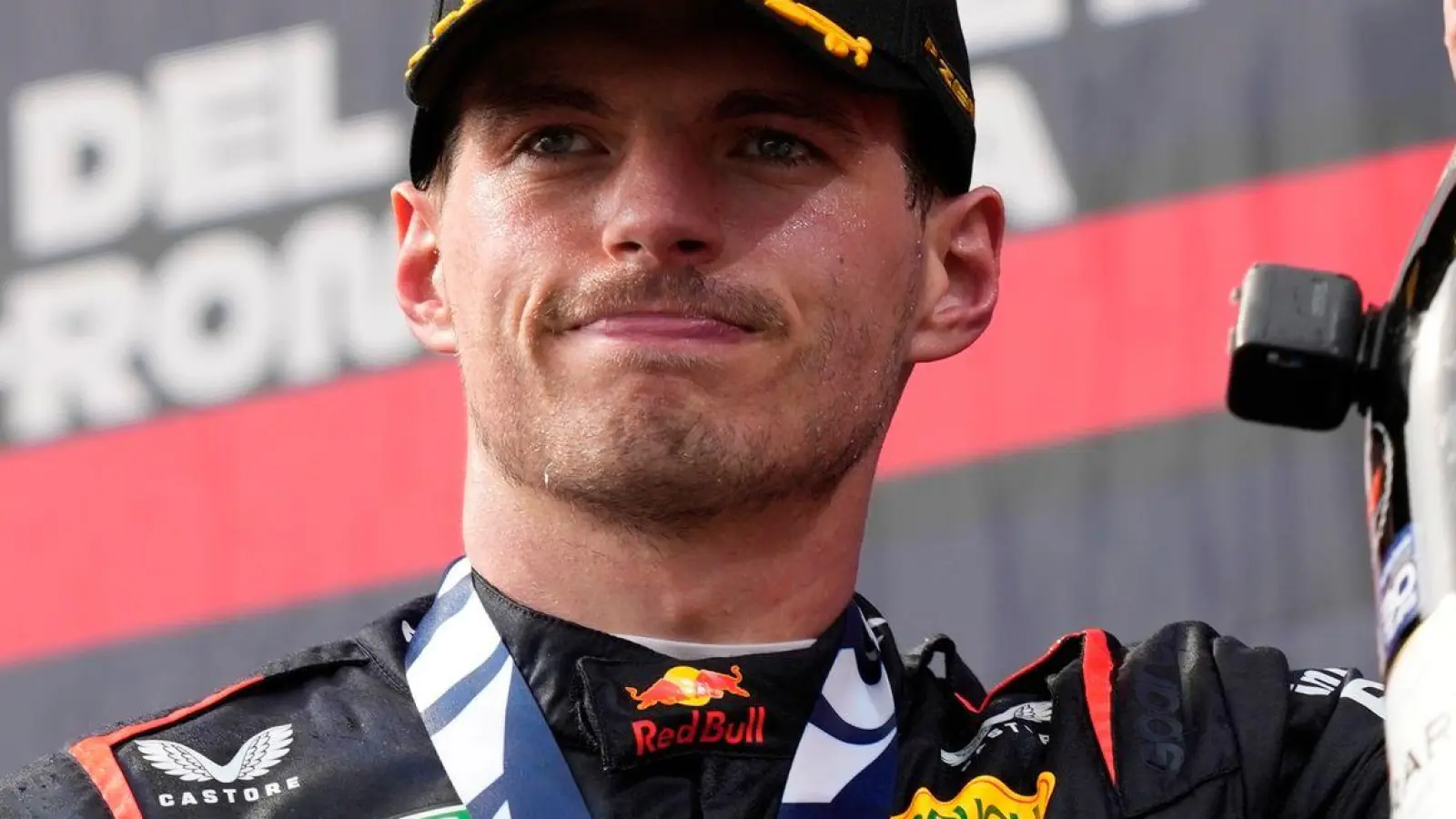 Freut sich nach dem Sieg auf sein Bett und eine Massage: Max Verstappen. (Foto: Antonio Calanni/AP)