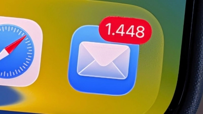 Voll was los im Postfach: Die 4-A-Taktik hilft, Stress durch E-Mail-Flut gelassen zu begegnen: Annehmen, abkühlen, analysieren und aktiv werden. (Foto: Christoph Dernbach/dpa)