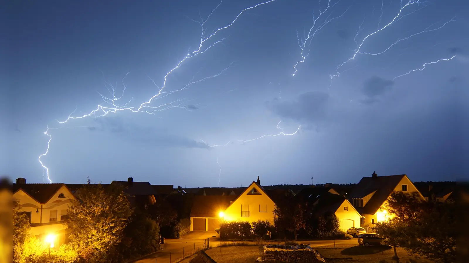 Gewittert es, oder gewittert es nicht? Der Deutsche Wetterdienst sieht jedenfalls „eine Wetterlage mit hohem Unwetterpotenzial”. (Symbolbild: Ralf Hanisch)