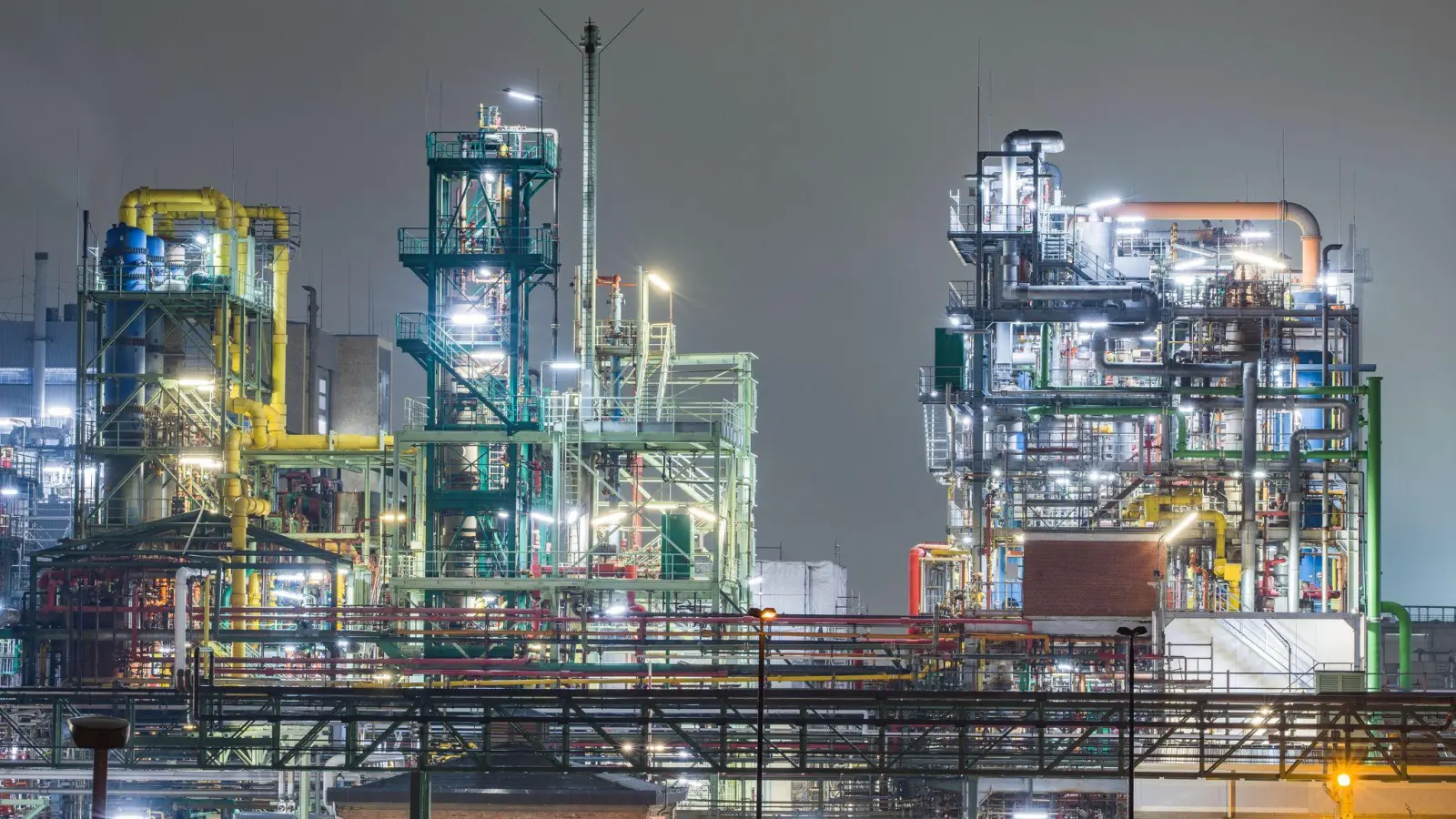 Die Chemie-Industrie verbraucht besonders viel Energie. (Archivbild) (Foto: Andreas Arnold/dpa)