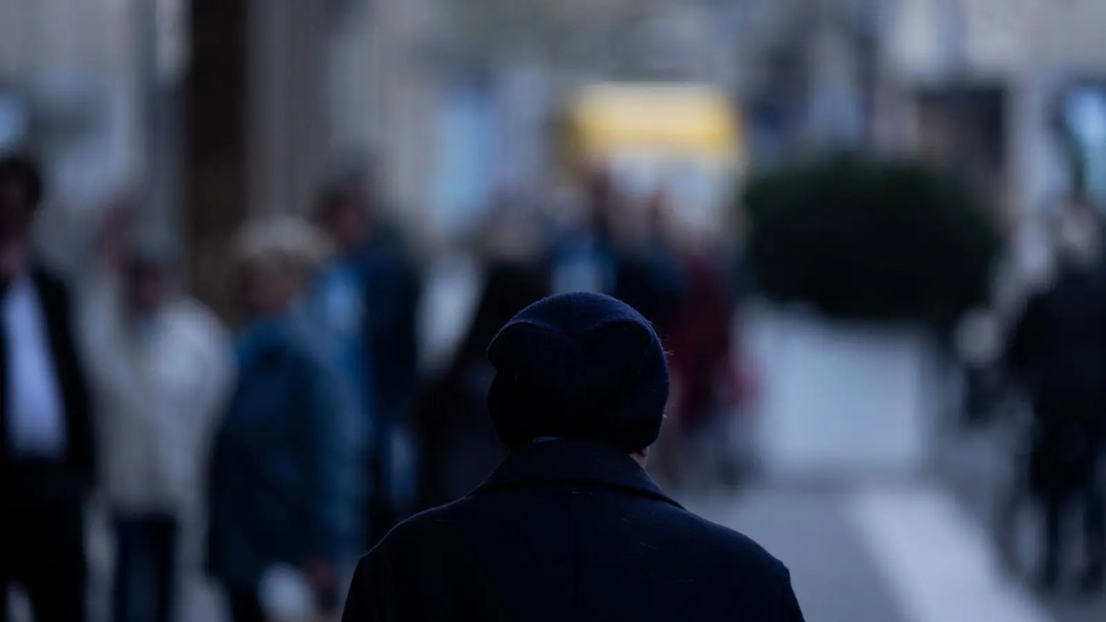 Auch immer mehr 60- bis 70-Jährige in Deutschland fühlen sich einsam. (Foto: Rolf Vennenbernd/dpa)