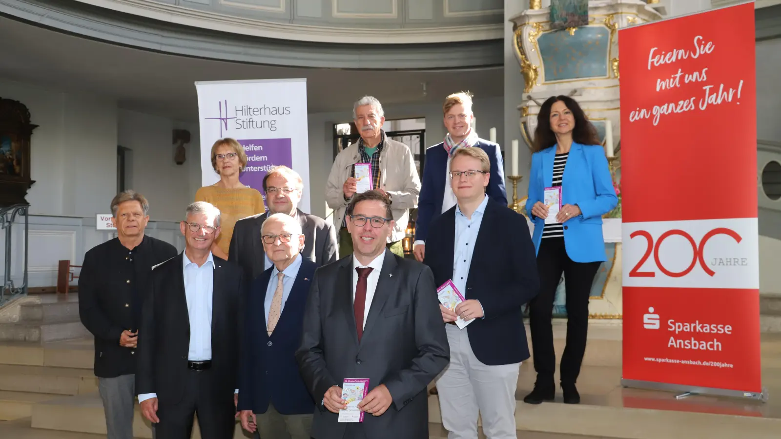 In der Kirche St. Gumbertus: (vorne von links) Stefan Salinger, Vize-Sparkassen-Chef Stefan Fink, Mäzen Friedrich Hilterhaus und Pfarrer Oliver Englert, (Mitte von links) Margot Huber, Roberto Eichinger und Vikar John Pohler sowie (hinten von links) Wolfgang Neumann, David Lugert und Schirmherrin Antje Döllinger. (Foto: Oliver Herbst)