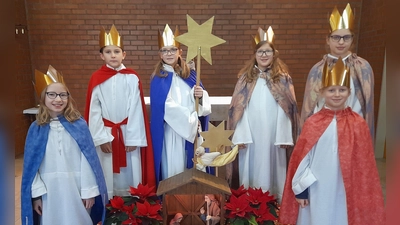 Die Heiligen Drei Könige sind in Burgbernheim wieder mit dem Bus unterwegs und bringen den Haushalten den göttlichen Segen für das laufende Jahr 2025. (Foto: Katholische Kirchengemeinde St. Martin Burgbernheim)