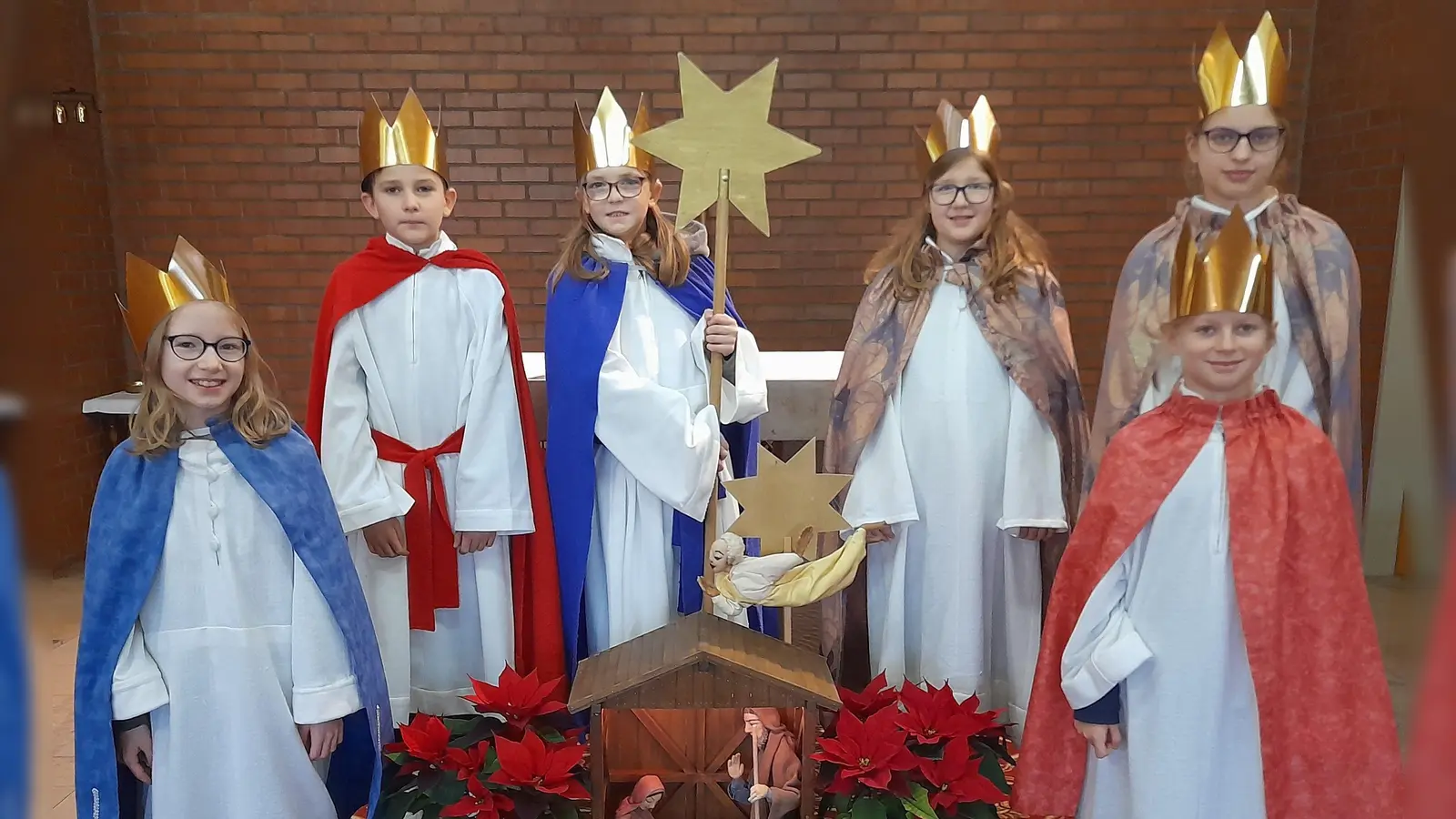 Die Heiligen Drei Könige sind in Burgbernheim wieder mit dem Bus unterwegs und bringen den Haushalten den göttlichen Segen für das laufende Jahr 2025. (Foto: Katholische Kirchengemeinde St. Martin Burgbernheim)