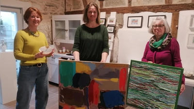 Annette Heller, Veronika Schulte-Bockholt und Irmtraud Schmidt-Hartung (von links) stellen ihre aktuellen Werke in der Galerie in der Wassergasse in Burgbernheim aus. (Foto: Katrin Merklein)