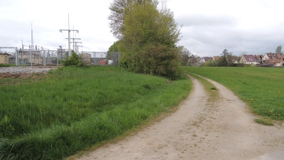 Eigentlich sollten auf der Wiese rechts Kleingärten angelegt werden. Doch nun entschied Feuchtwangens Stadtrat, dass ein Teil dieser Fläche als Standort für den Batteriespeicher der Stadtwerke genutzt werden soll. Links im Bild ist das Umspannwerk zu sehen. (Foto: Peter Zumach)