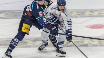 Mike Connolly (r) spielt weiter für die Tigers. (Foto: Andreas Gora/dpa)