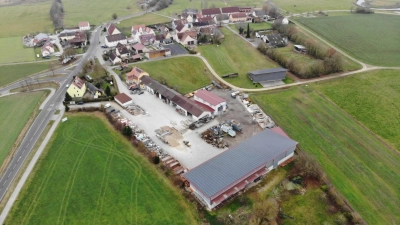 Kann der PV-Strom der Firma Geßler künftig für ein Nahwärmenetz in Kleinried genutzt werden? Das war eine der Fragen, mit denen sich die Studierenden der Hochschule Ansbach beschäftigt haben. (Foto: Michael Geßler)