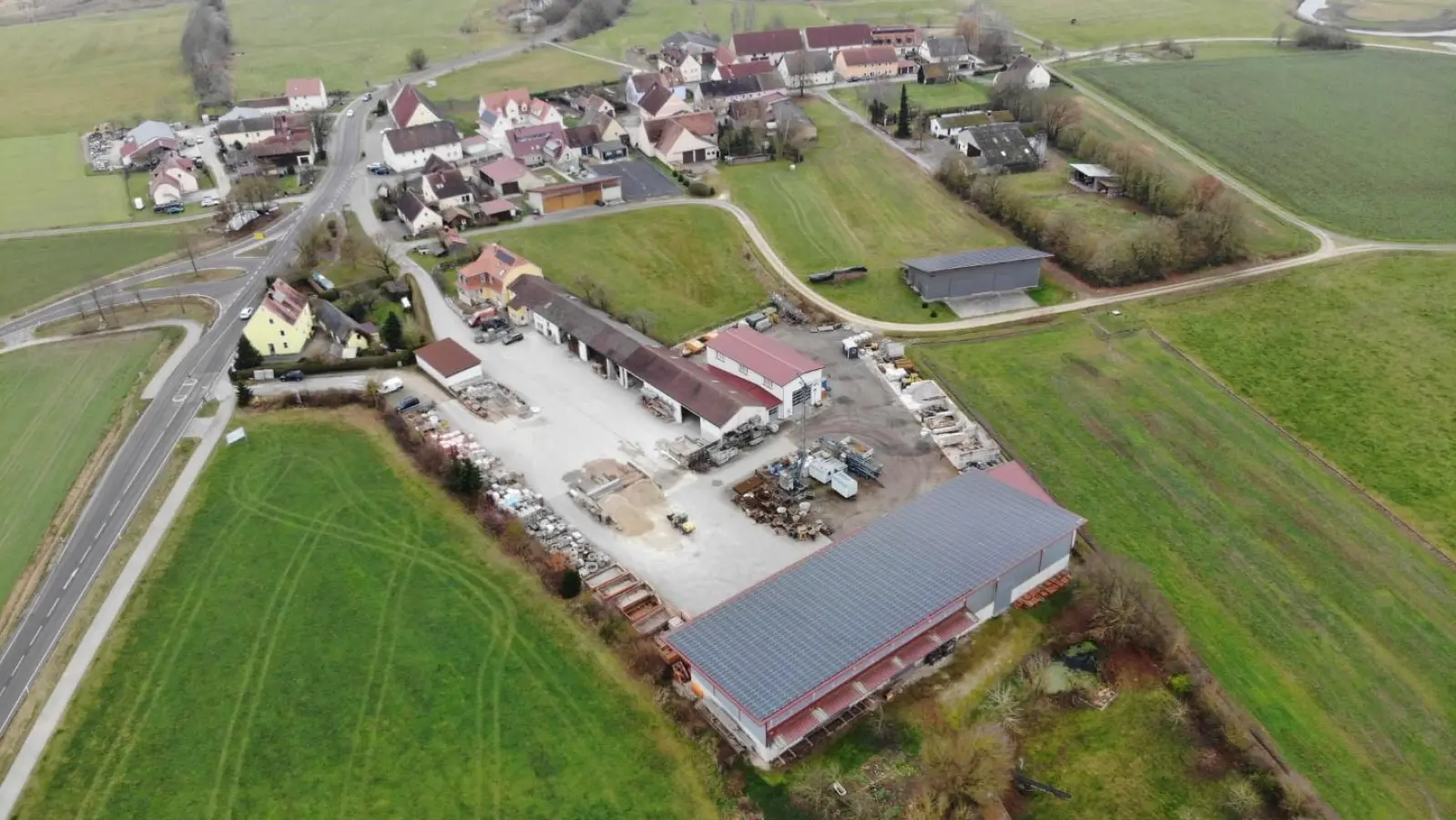 Kann der PV-Strom der Firma Geßler künftig für ein Nahwärmenetz in Kleinried genutzt werden? Das war eine der Fragen, mit denen sich die Studierenden der Hochschule Ansbach beschäftigt haben. (Foto: Michael Geßler)