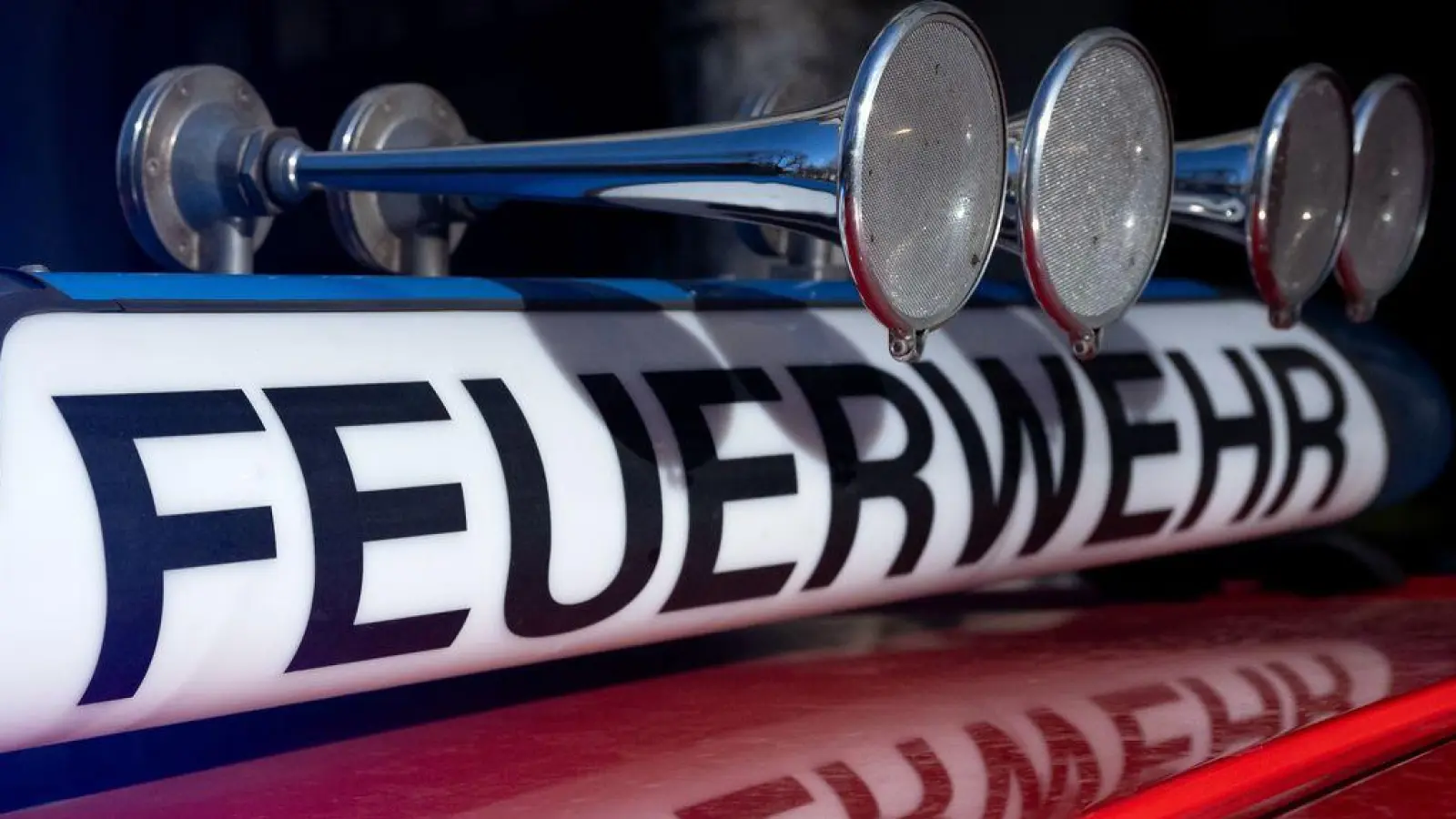 Im Landkreis Amberg-Sulzbach rückte die Feuerwehr am Montagabend zu einem Brand in einem Wohnhaus aus. (Symbolbild) (Foto: Sven Hoppe/dpa)