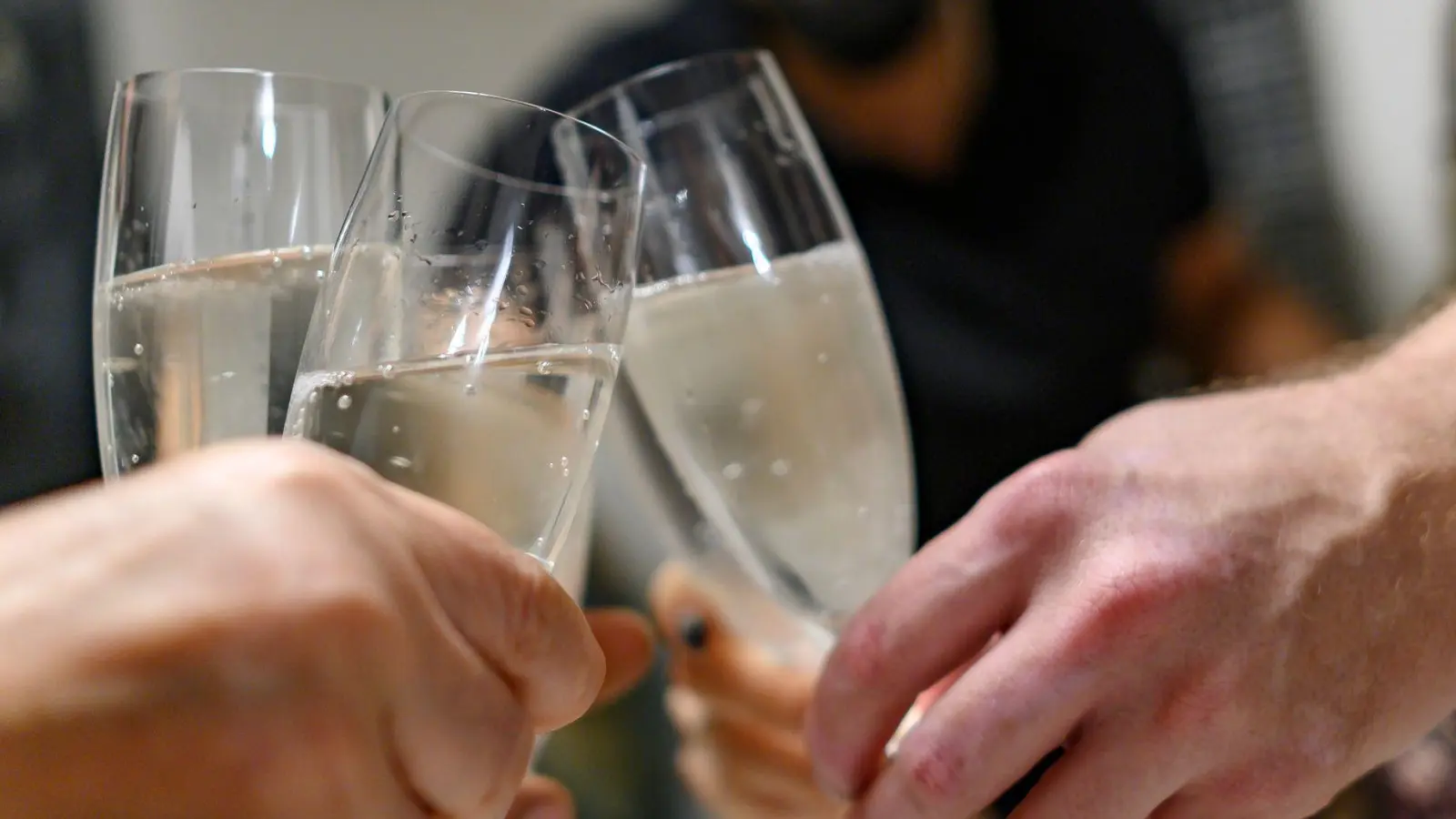 Eine Runde Sekt für die Mitarbeiter - nett, wenn der Chef das erlaubt. Die Arbeitsfähigkeit darf das aber nicht beeinträchtigen. (Foto: Daniel Maurer/dpa-tmn)