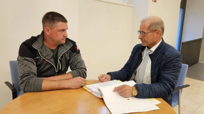 Liegen im Clinch mit der Stadt Leutershausen: Andy Vorstoffel (links) und sein Anwalt Martin Klein. (Foto: Wolfgang Grebenhof)