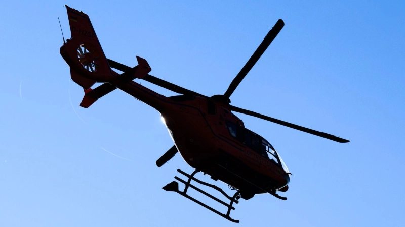 Ein Rettungshubschrauber brachte den verletzten Motorradfahrer von Lichtenau aus in eine Klinik. (Symbolbild: Julian Stratenschulte/dpa)
