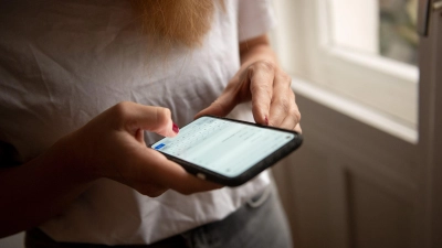 Heißt „alles drin“ auch wirklich alles drin oder werden etwa automatisch Daten nachgebucht, wenn das monatliche Datenvolumen aufgebraucht ist. (Foto: Zacharie Scheurer/dpa-tmn/dpa)